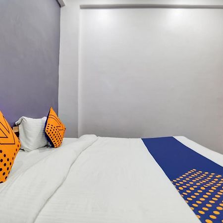 Spot On 76764 Hotel Lux インドール エクステリア 写真